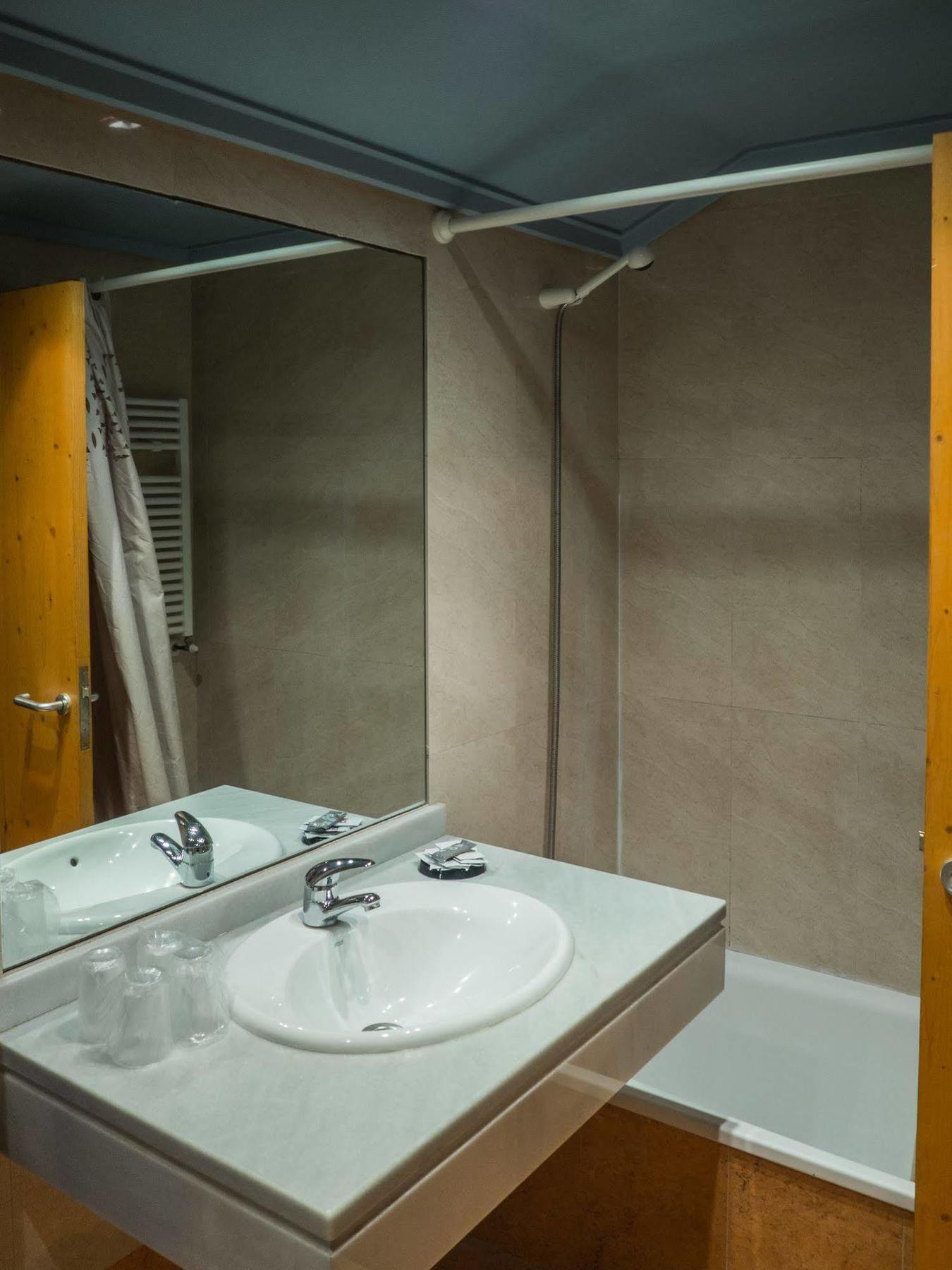 Hotel Bezana Lago Санта-Крус-де-Бесана Екстер'єр фото
