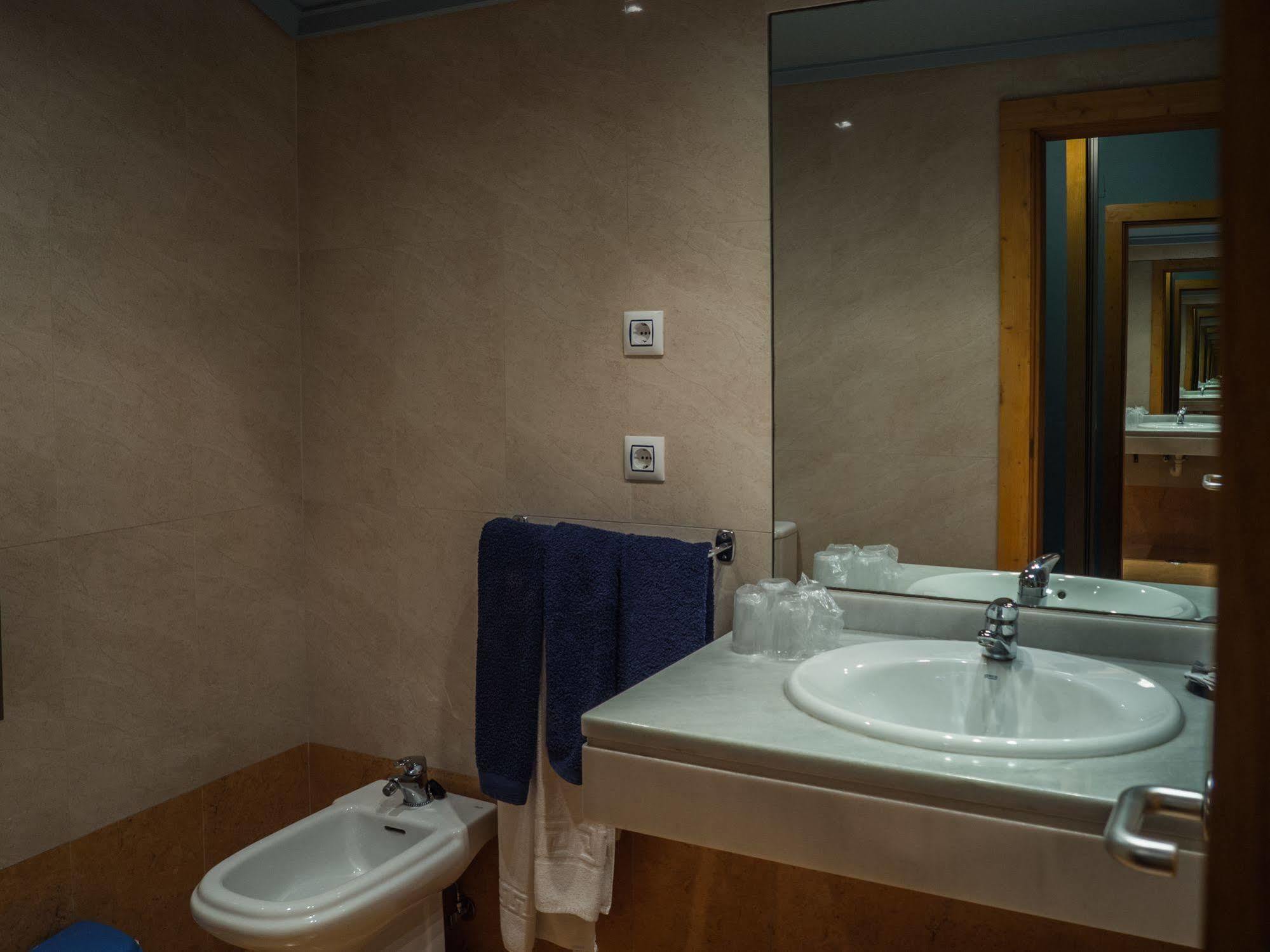 Hotel Bezana Lago Санта-Крус-де-Бесана Екстер'єр фото