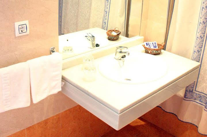 Hotel Bezana Lago Санта-Крус-де-Бесана Екстер'єр фото
